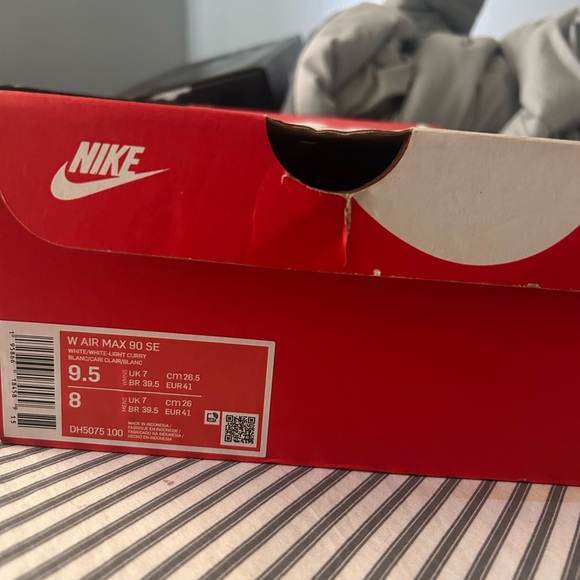 Nike Air Max 90 SE in Red and White - Picture 1 of 5